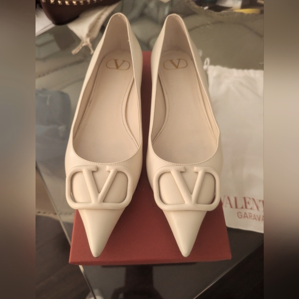 Valentino Garavani V logo ivory flats